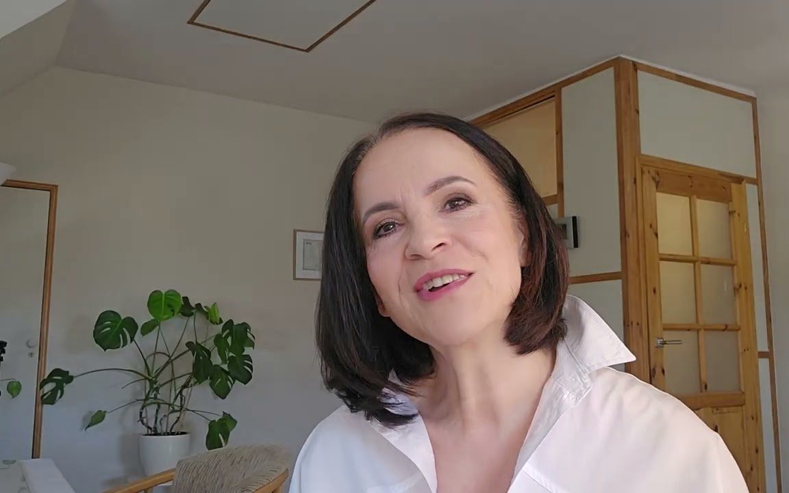 psycholog mgr Renata Łopatka w gabinecie, kadr z nagrania z zaproszeniem
